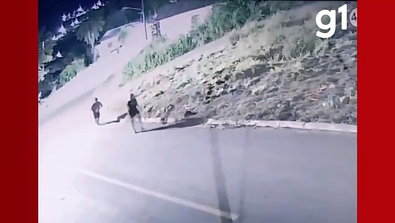 Vídeo: jovem é preso após atacar mulher na rua MT