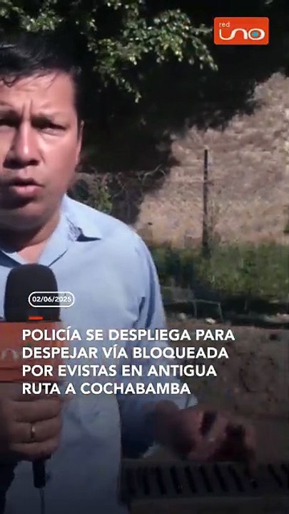 Policía se despliega para despejar vía bloqueada por evistas en antigua ruta a Cochabamba