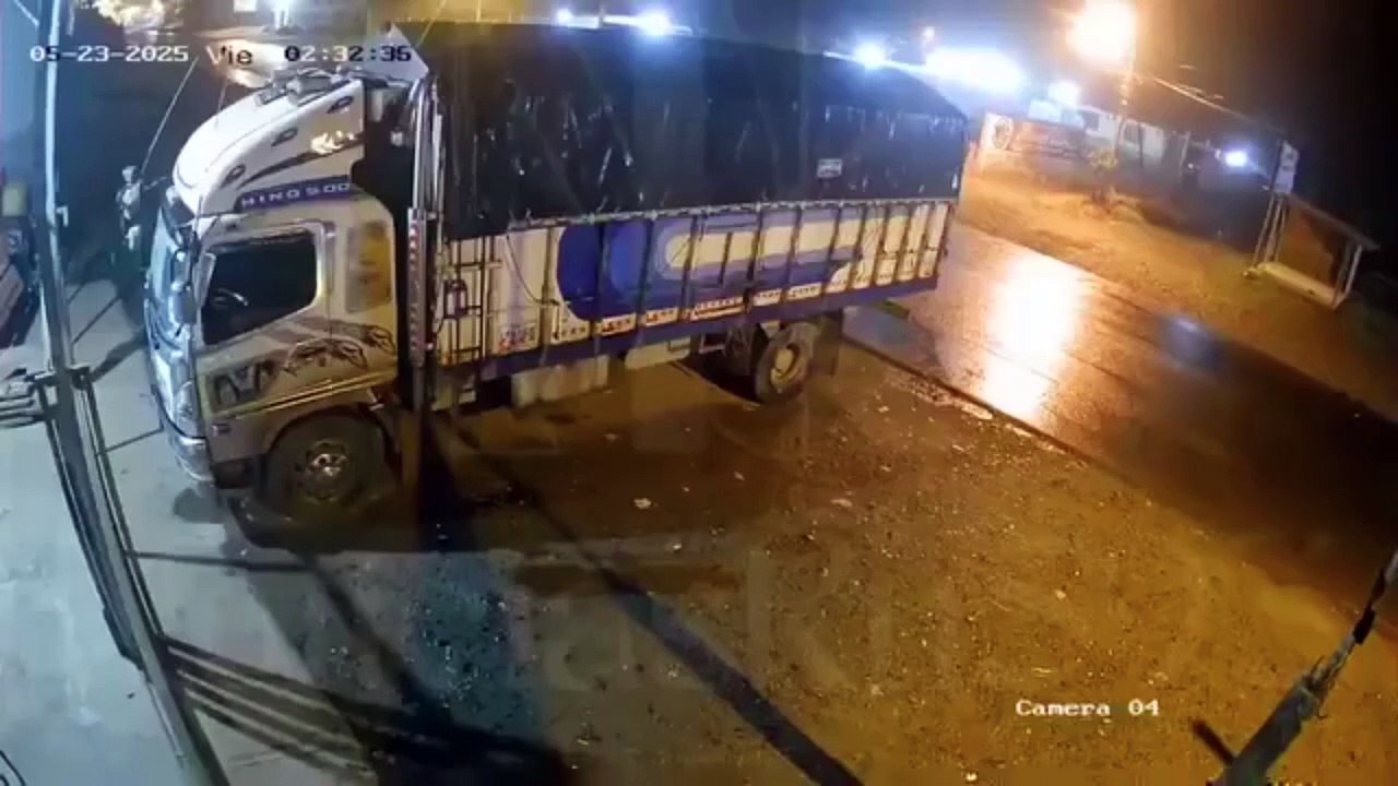 Motociclista pierde la vida tras impactar contra camión estacionado