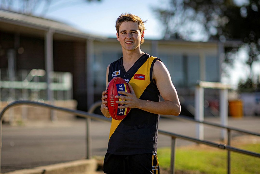 HFNL footy: Toby Jennings spectacular mark