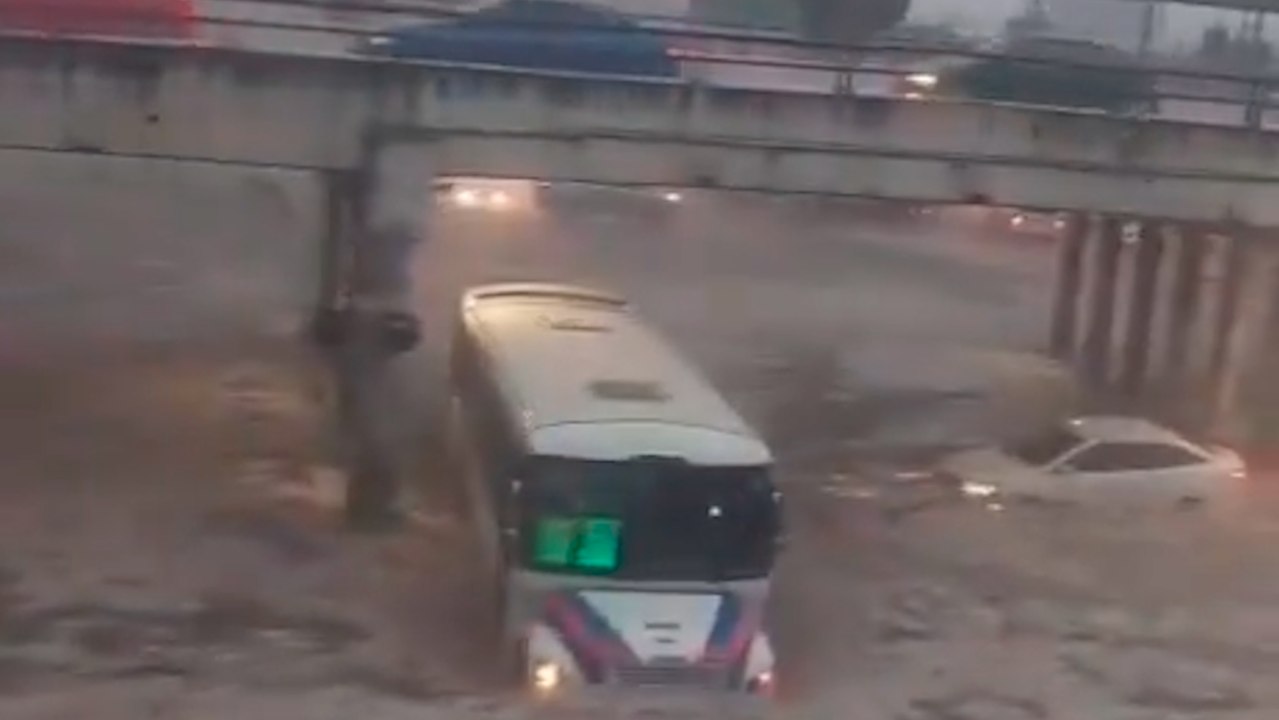 Fuerte tormenta deja inundado el Valle de Toluca y las calles se llenan de granizo
