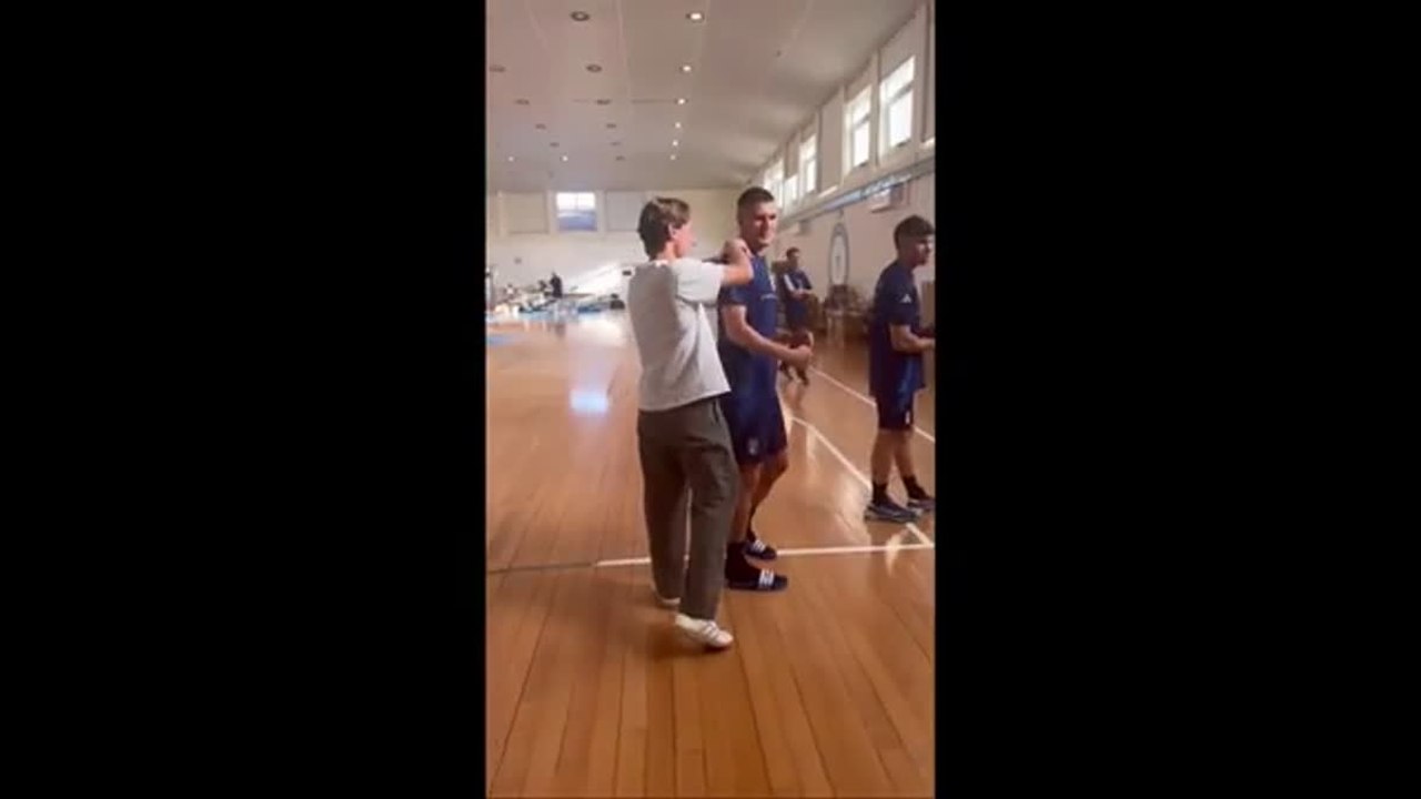 Edoardo Bove, visita a sorpresa alla nazionale under 21 in ritiro a Tirrenia