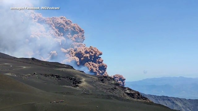 Etna in eruzione: nube altissima e fontana di lava, lo spettacolo (inquietante) della natura