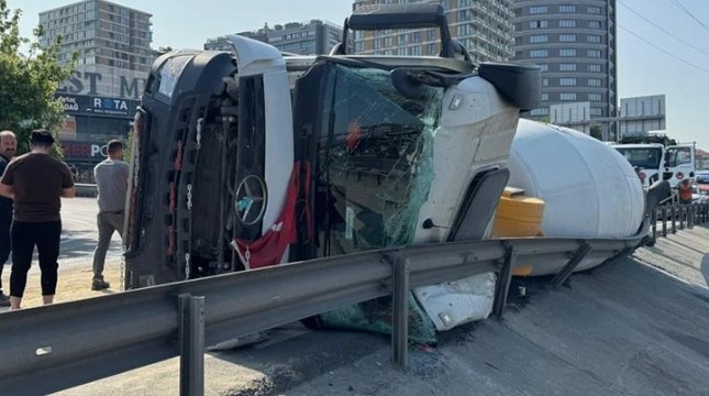 Küçükçekmece D-100 yan yolda beton mikseri devrildi