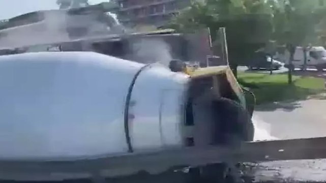 Küçükçekmece D-100 yan yolda beton mikseri devrildi