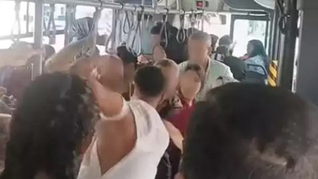 Taciz iddiası otobüsü karıştırdı, tekme tokat kavga ettiler