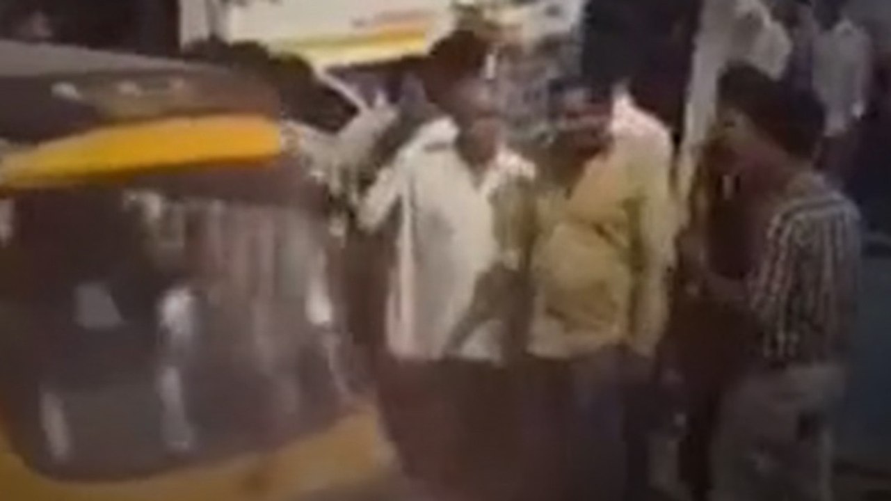 ट्रक ड्राइवर को आया मिर्गी का दौरा, युवती समेत दर्जनों गाड़ियां रौंदीं