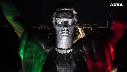 2 giugno in Ucraina, il tricolore italiano sul monumento della Madre Patria