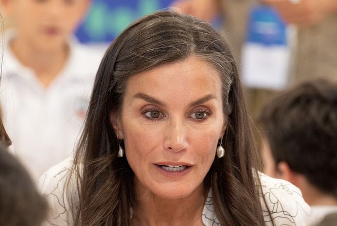 Le serre-tête invisible : l’élégant subterfuge de la reine Letizia d’Espagne pour créer une coiffure anti-âge simple