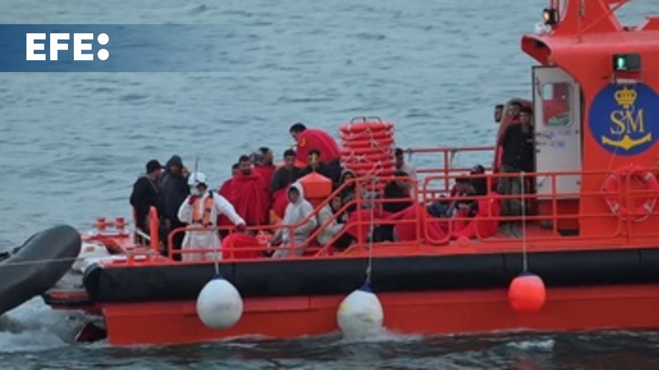 Rescatan a otros 41 inmigrantes magrebíes de una nuemática en aguas cercanas a Lanzarote