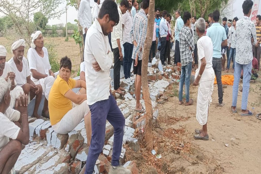 अंधड़ में गिरी फार्म हाउस दीवार,  बकरियां चराने...