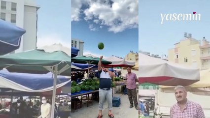 Yaptığı karpuz şovuyla müşterilerin ilgisini böyle çekti!
