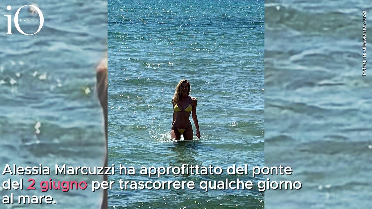 Alessia Marcuzzi, splendida a 52 anni, incanta la Sicilia in costume tra yoga e mare cristallino
