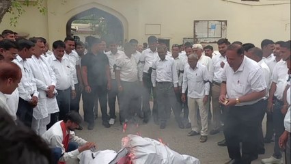 नेताओं का फूंका पुतला