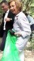 La reina Sofía ,con bolsa de basura y guantes , participa en la limpieza de basuraleza de Ecoembes