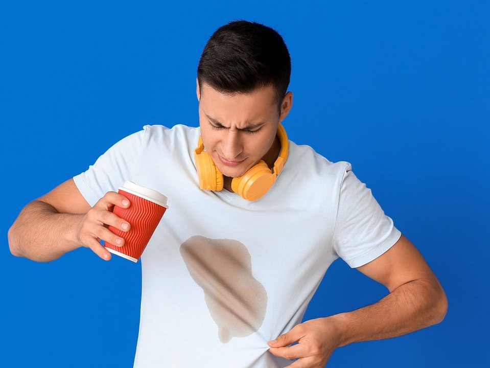 Tschüss Kaffeeflecken: Dieser Trick rettet dein Outfit!