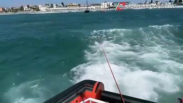 Cagliari, barca a vela arenata davanti al Poetto: il soccorso della Guardia Costiera