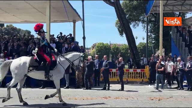 2 Giugno, i reparti a cavallo di Polizia e Carabinieri sfilano alla parata ai Fori Imperiali