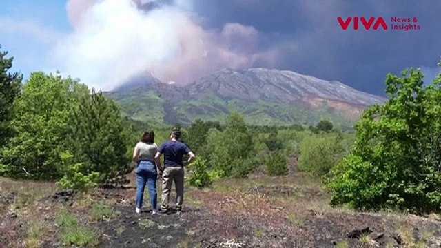 Pendaki Lari Dikejar Abu Vulkanik Saat Gunung Berapi Meletus