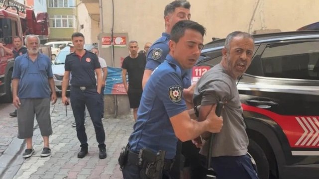 Kağıthane'de evini yakmaya çalıştı polise direndi; kelepçenelerek gözaltına alındı