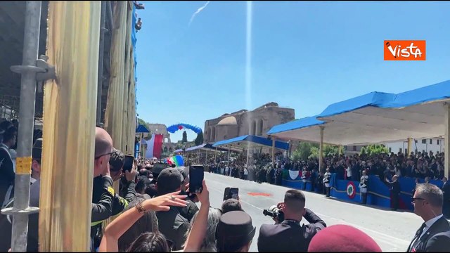 2 Giugno, i paracadutisti scendono su Via dei Fori Imperiali con un'enorme bandiera tricolore