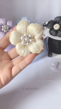 DIY Flower Tutorial via: @lacos_dicasCreate beautiful handmade flowers with simple materials! This step-by-step guide will show you how to craft stunning blooms for decorations, gifts, or home décor.