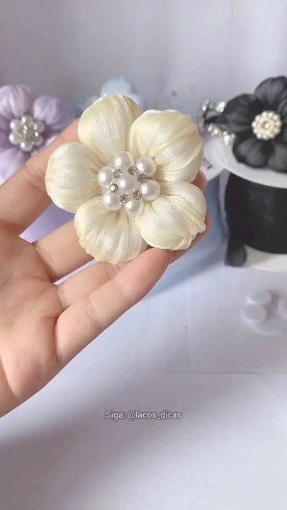 DIY Flower Tutorial via: @lacos_dicasCreate beautiful handmade flowers with simple materials! This step-by-step guide will show you how to craft stunning blooms for decorations, gifts, or home décor.