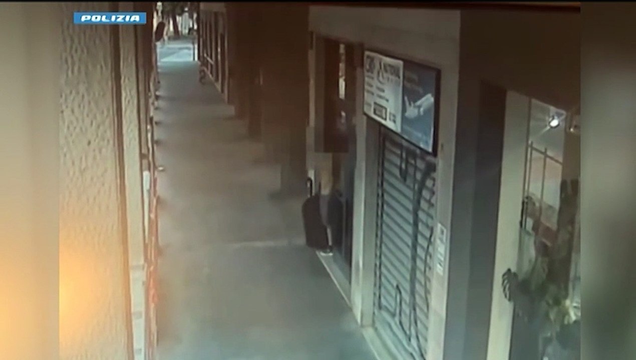 Bologna, le immagini del presunto autore del duplice omicidio