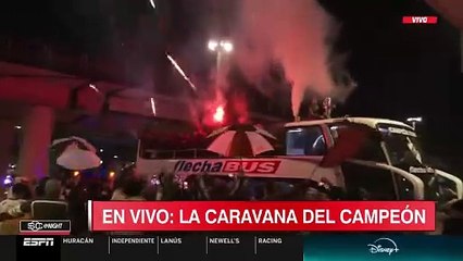Impresionante fiesta de los hinchas de Platense en el regreso del plantel con el trofeo