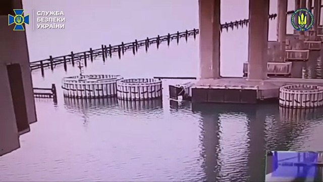 Ucrania atacó con explosivos el puente que une Crimea con Rusia