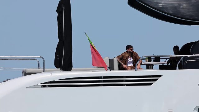 Caricias y abrazos: el portero David Raya y su prometida, muy cómplices en alta mar