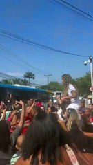 Esposa de MC Poze chega à penitenciária para acompanhar soltura do funkeiro; veja