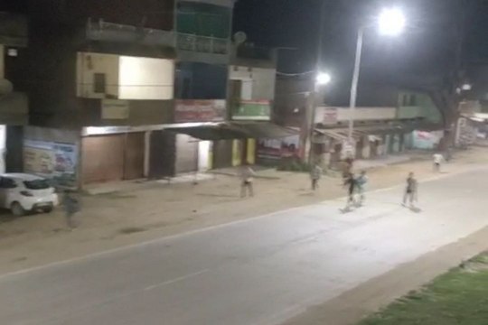 Stone pelting: बारात में डांस करते समय हुआ विवाद, मारपीट के बाद जमकर हुई पत्थरबाजी, वीडियो वायरल
