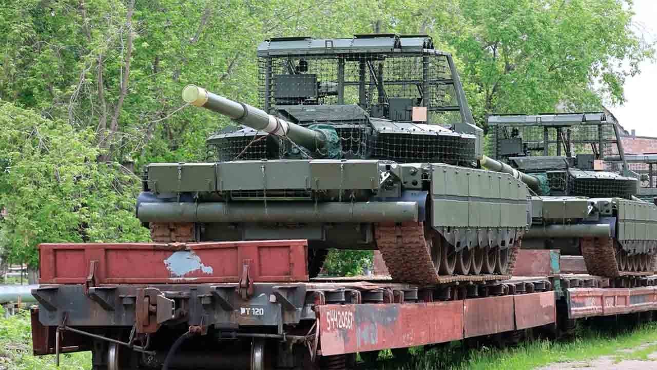 T-80BVM: रूसी सैनिकों को आधुनिकीकृत टैंकों का नया बैच प्राप्त हुआ