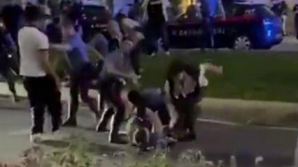 Genova, maxi rissa all'alba del 2 giugno in corso Italia, feriti anche sei Carabinieri