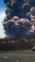 Turistas huyen del Monte Etna tras un colapso en el volcán 🌋🇮🇹