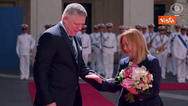 Meloni riceve Robert Fico, lui le dona un mazzo di fiori, poi gli onori militari