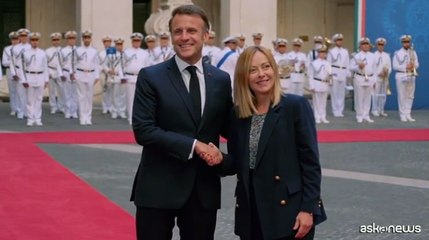 Macron da Meloni a Chigi, saluti e sorrisi nel cortile d'onore
