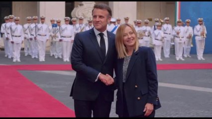 Macron da Meloni a Chigi, saluti e sorrisi nel cortile d'onore