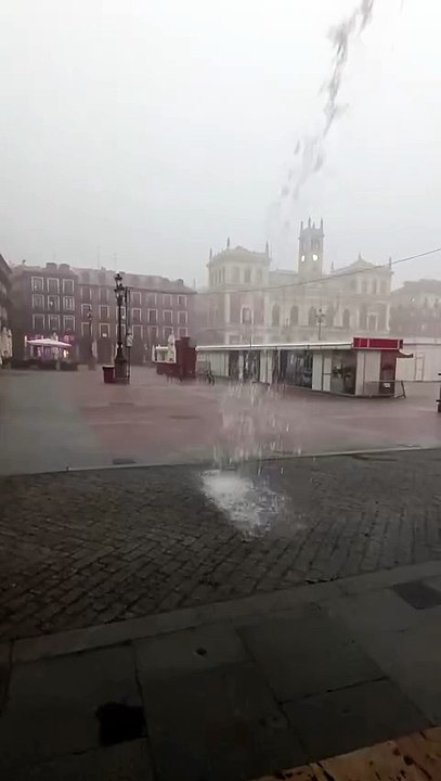 La Plaza Mayor inundada por las fuertes tormentas