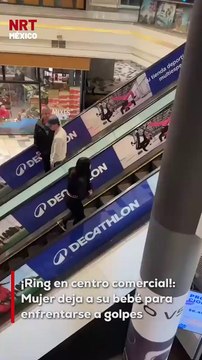 En un centro comercial de Chile, una mujer dejó a su bebé en el cochecito para enfrentarse a g0lpes con otra mujer que la insultaba. La policía intervino momentos después para separarlas.