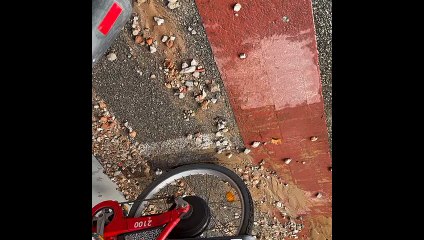 Fuita d'aigua al carrer de Viladomat de Barcelona