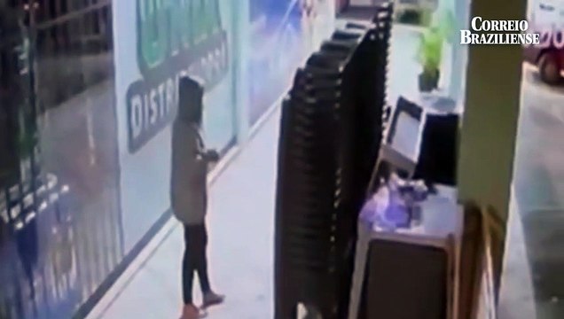 Câmeras de segurança mostram mulher iniciando incêndio em distribuidora de bebidas em Águas Claras