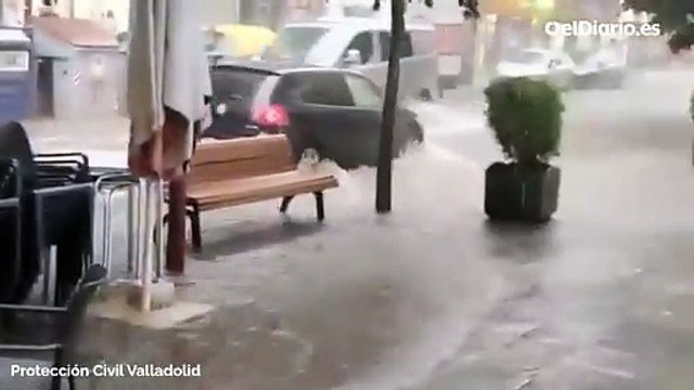 Calles inundadas y decenas de llamadas a emergencias por una fuerte tormenta en Valladolid