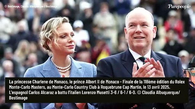 Charlene et Albert de Monaco se retrouvent dans la salle des mariages de la mairie de Monaco, une cérémonie symbolique a eu lieu