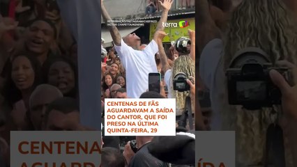 MC Poze do Rodo é festejado por multidão ao sair da cadeia; Oruam sobe em ônibus para celebrar