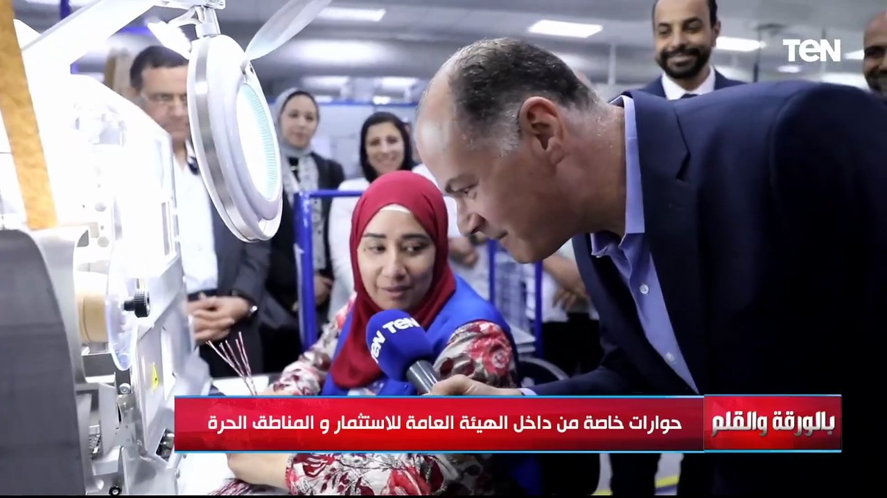 الديهي بعد لقاء سيدة عاملة في مصنع لتصنيع الضفا...