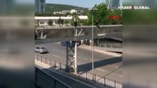 Yürekleri ağza getiren an! Üst geçitten elektrik direğine atladı