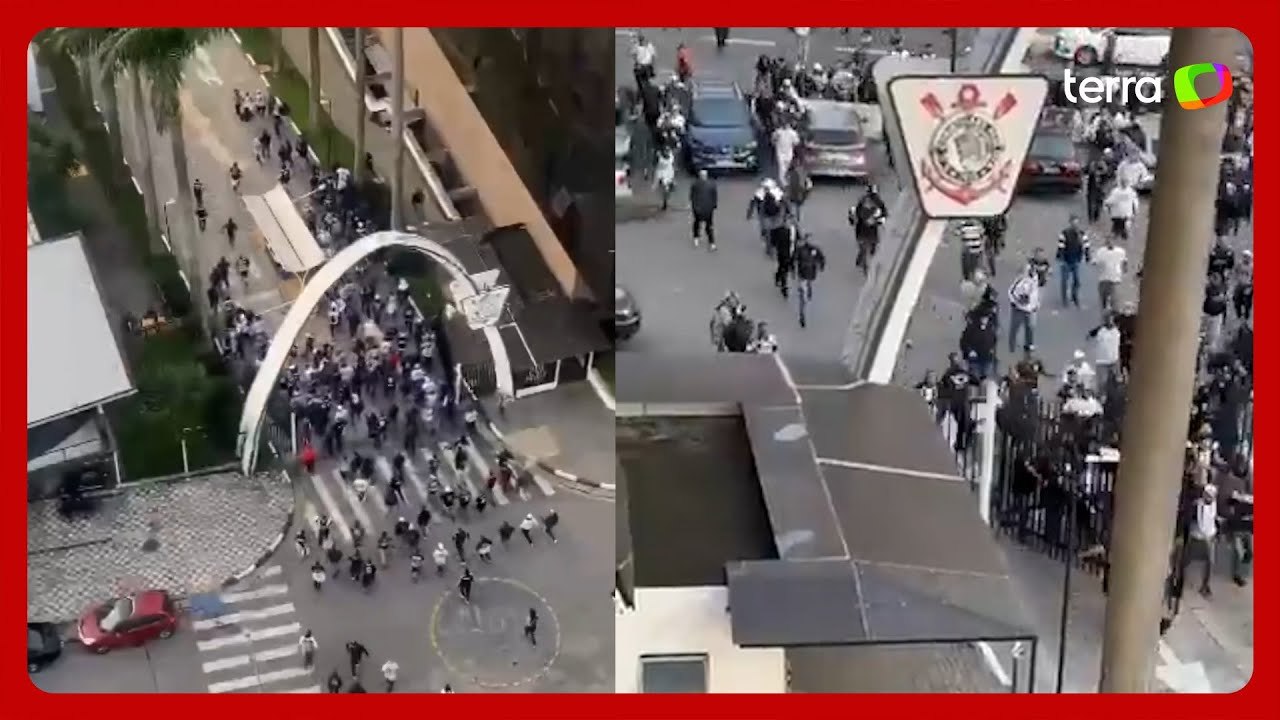 Torcedores do Corinthians invadem sede do clube em São Paulo