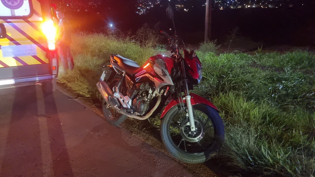 Motociclista bate na traseira de carro na Rua Jorge Lacerda em Cascavel